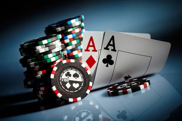 Community cards are revealed in stages: flop, turn, river Community cards revealed in Casino Hold'em